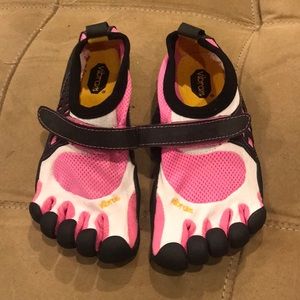 Vibram girls water shoes